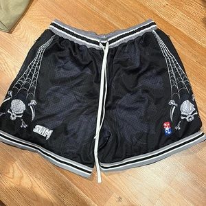 Men’s basketball shorts size XXL 5ten co. Black and silver skulls